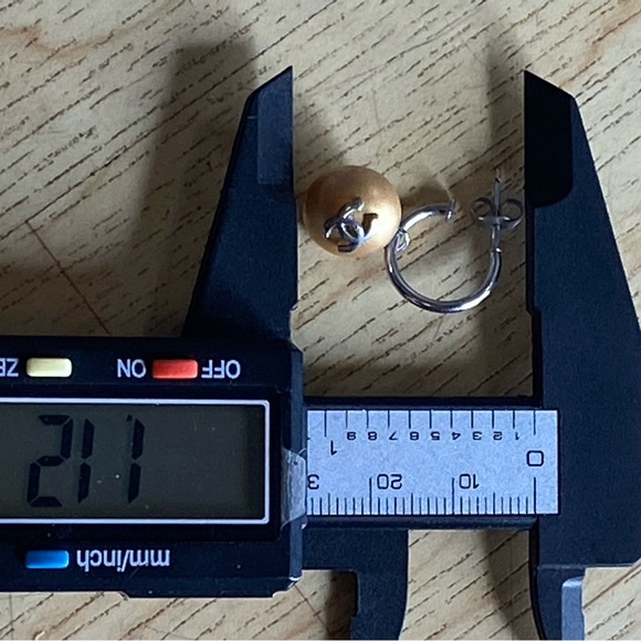 1999 Chanel earring needs work - Picture 5 of 5